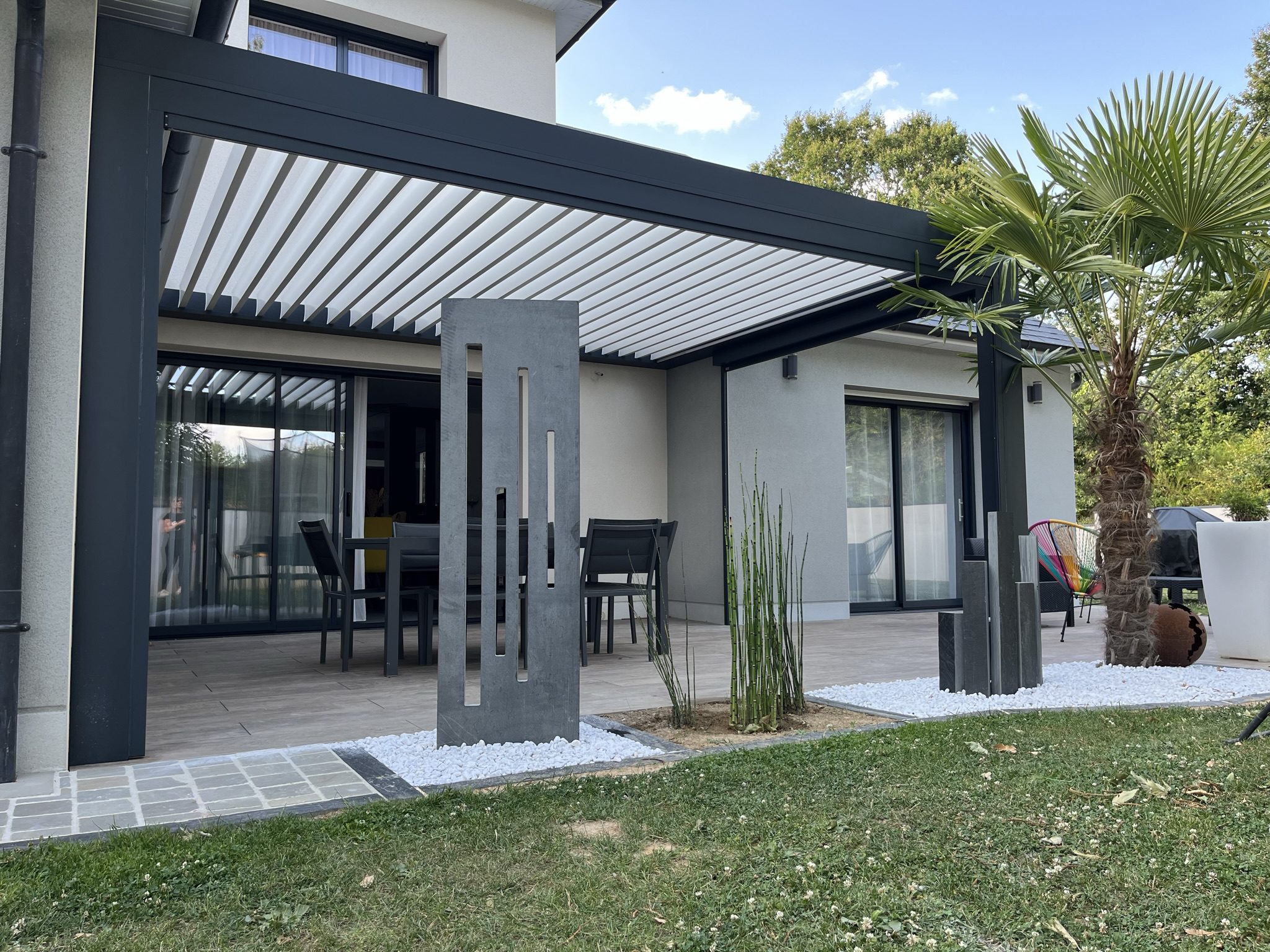 Brault Novalu Menuiserie Interieur Et Exterieur En Mayenne MAIGNAN Pergola Bioclimatique Gris Anthracite RAL 7016 Et Lames Blanches