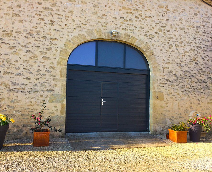 Brault Novalu Menuiserie Interieur Et Exterieur En Mayenne Porte De Garage Rainuree Avec Portillon1 Porte Rainure Avec Portillon La Toulousaine
