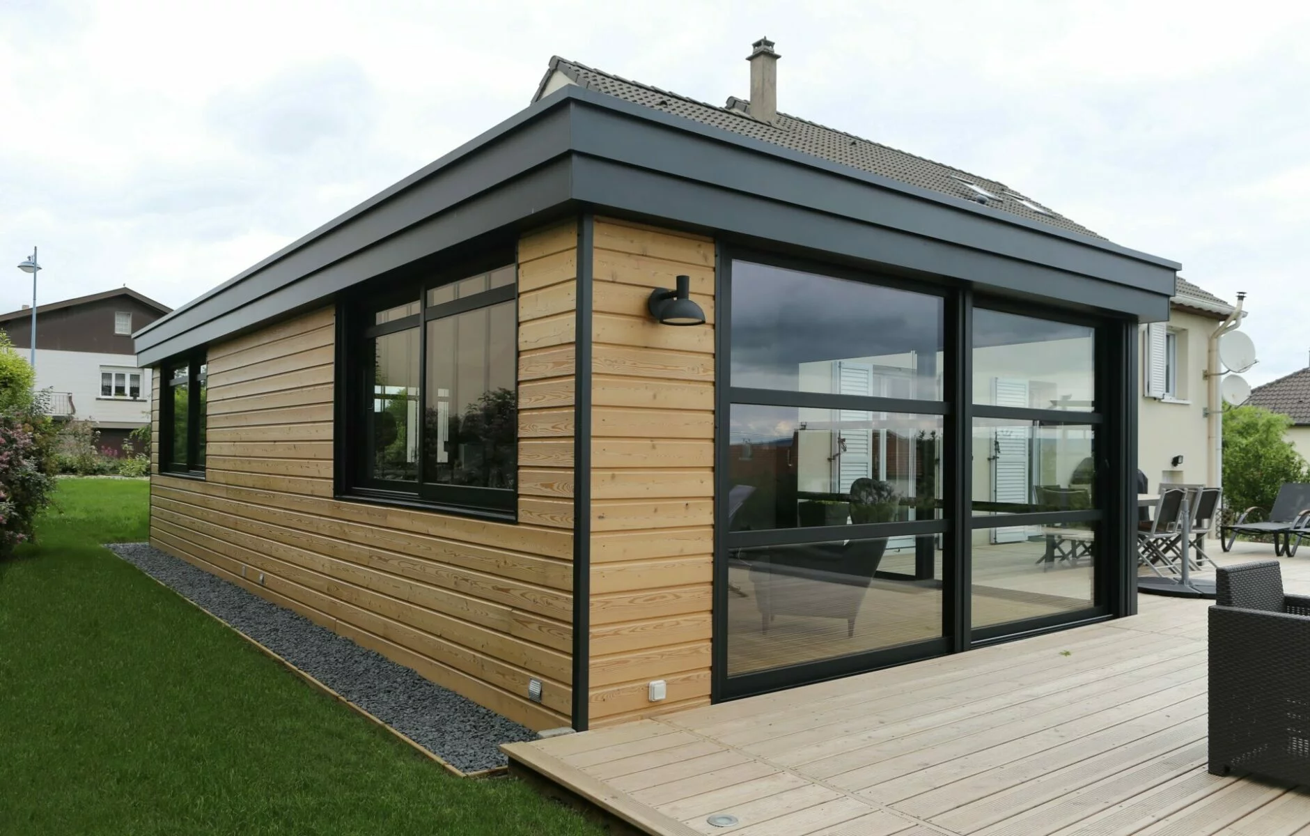 Brault Novalu Menuiserie Interieur Et Exterieur En Mayenne Brault Novalu Menuiserie Interieur Et Exterieur En Mayenne Veranda Renoval Avec Murets Bois Scaled 1